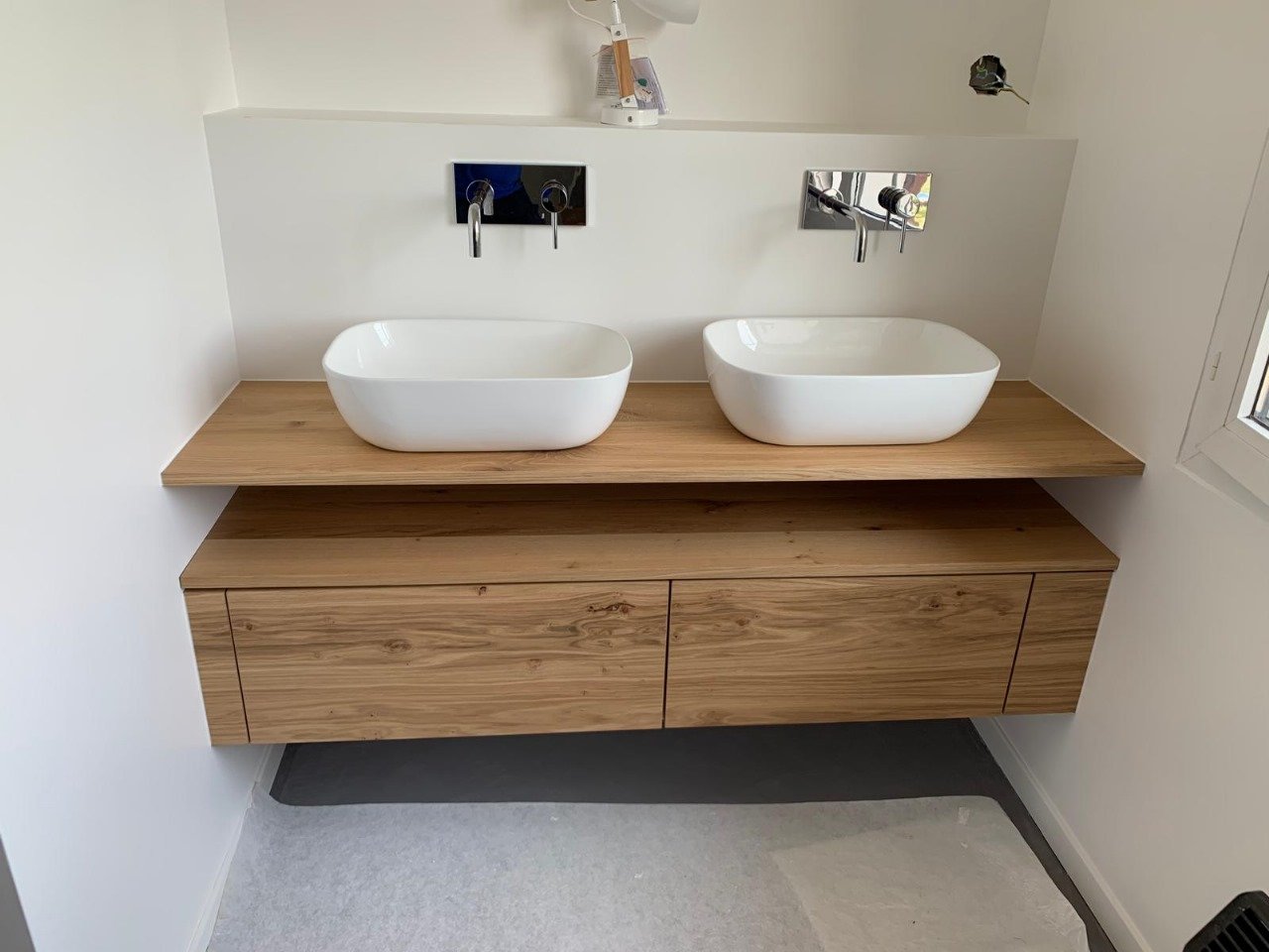 Salle de bain avec double vasque, réalisée par VALB-THERM